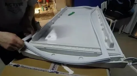 Замена уплотнителя двери холодильника в Уфе на дому. Замена уплотнителя двери холодильника в Уфе на дому.